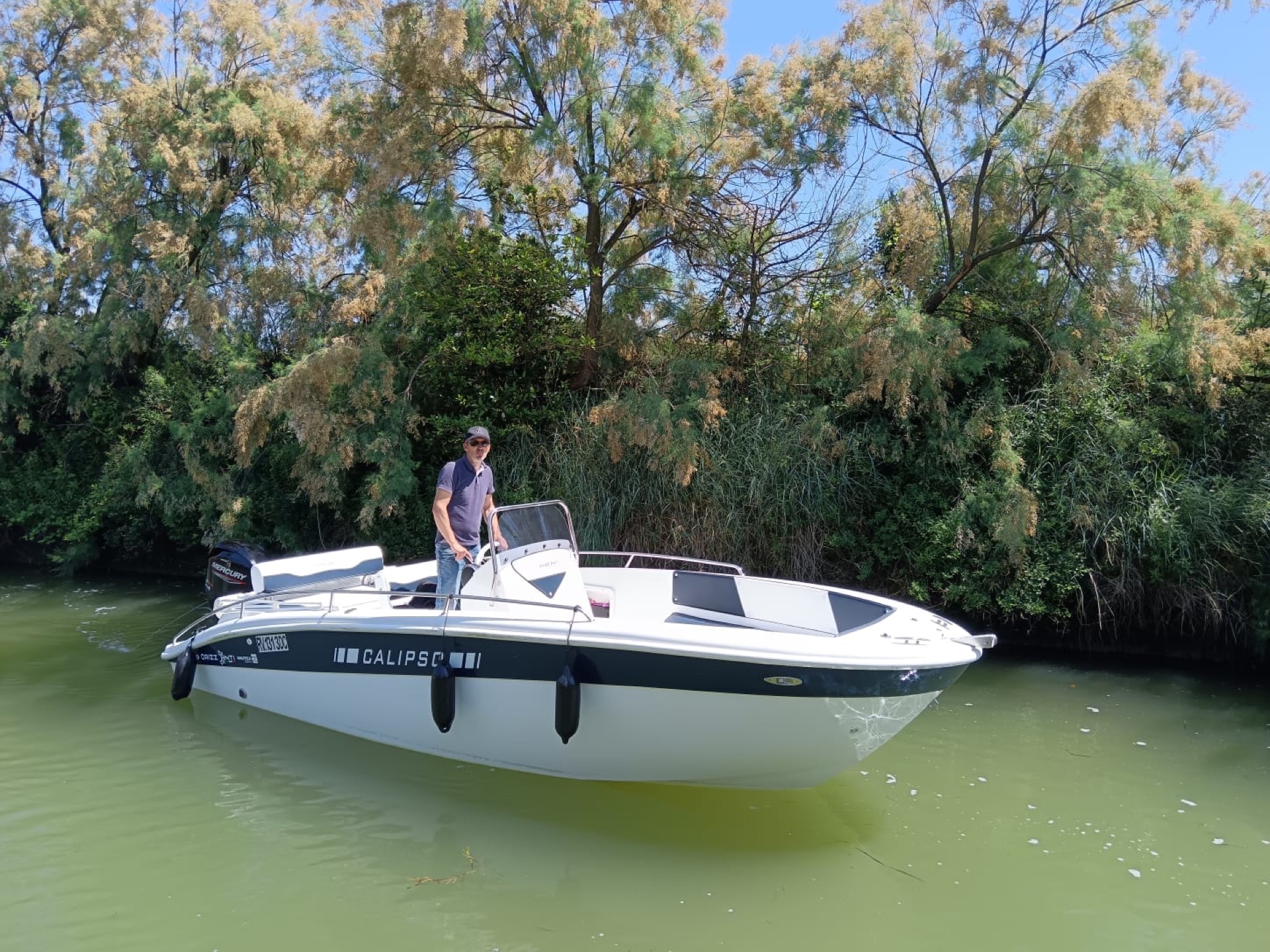 Il capitano Riccardo D'Este al timone della barca privata Venice Wave