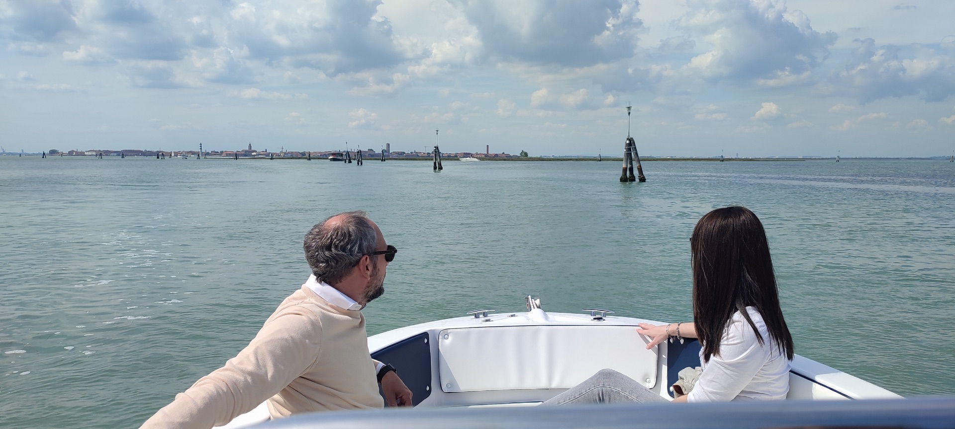 Ospiti a bordo della barca open privata Venice Wave nella Laguna di Venezia